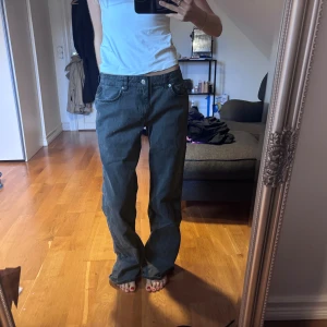 Nakd low waist jeans  - Säljer ett par svarta jeans från NAKD med full längd och en låg midja. Säljer då dem tyvärr inte passar.