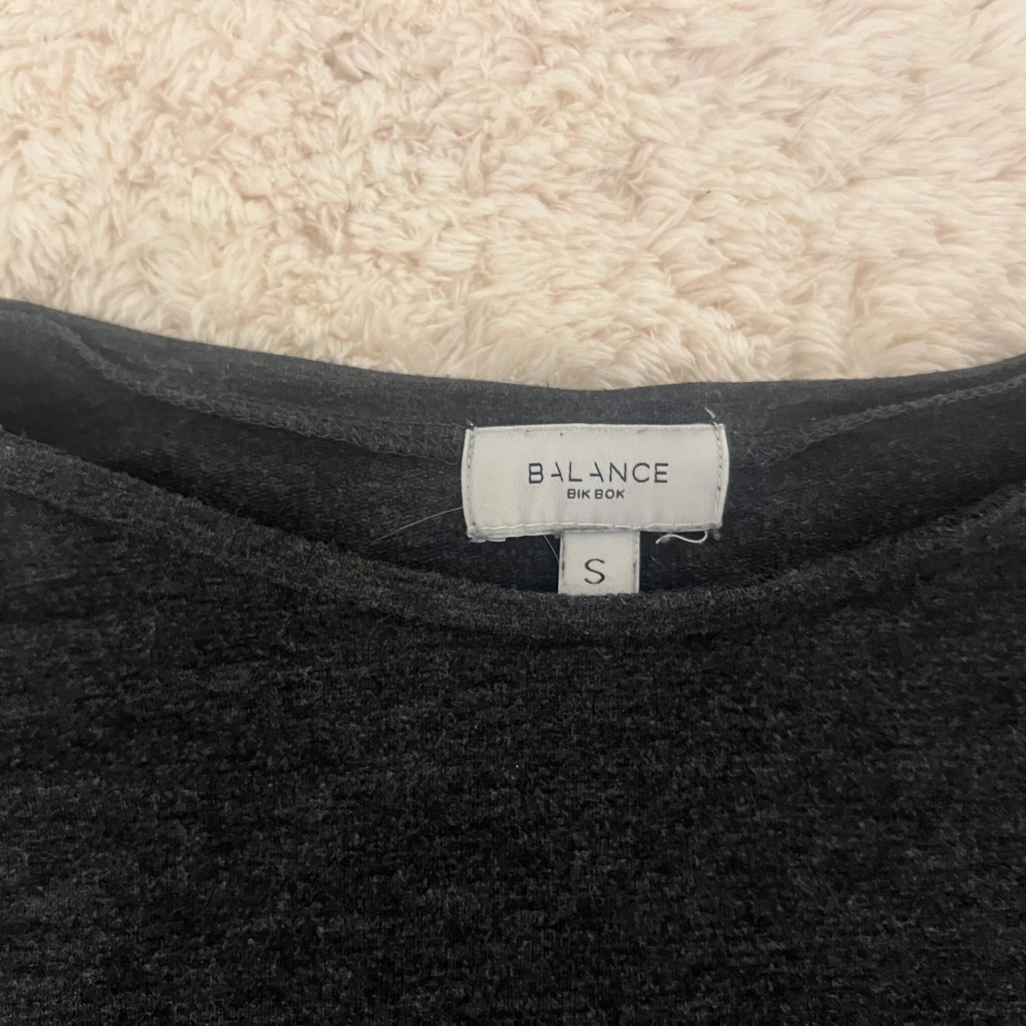 Svart/grå långärmad tröja med knyt från Bik Bok - 2