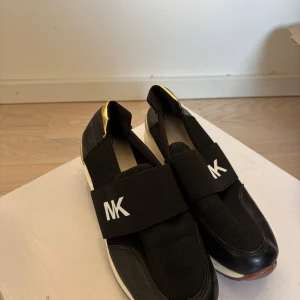 Michael kors skor - Säljer mina skor då de inte kommer till användning längre. Använt en gång. Storlek 39. Pris kan diskuteras.