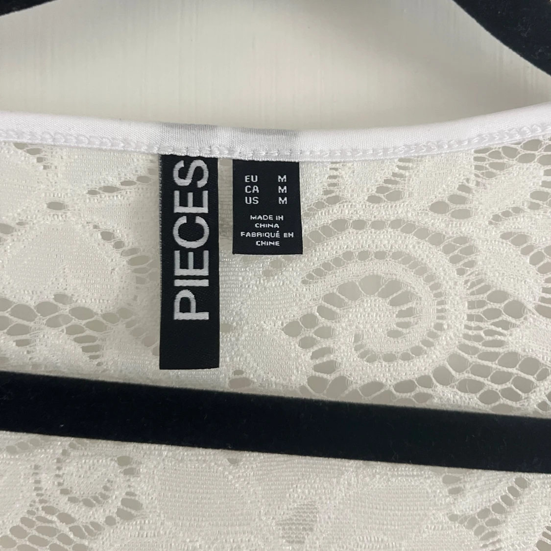 Vit spetsblus med snörning från Pieces - 2