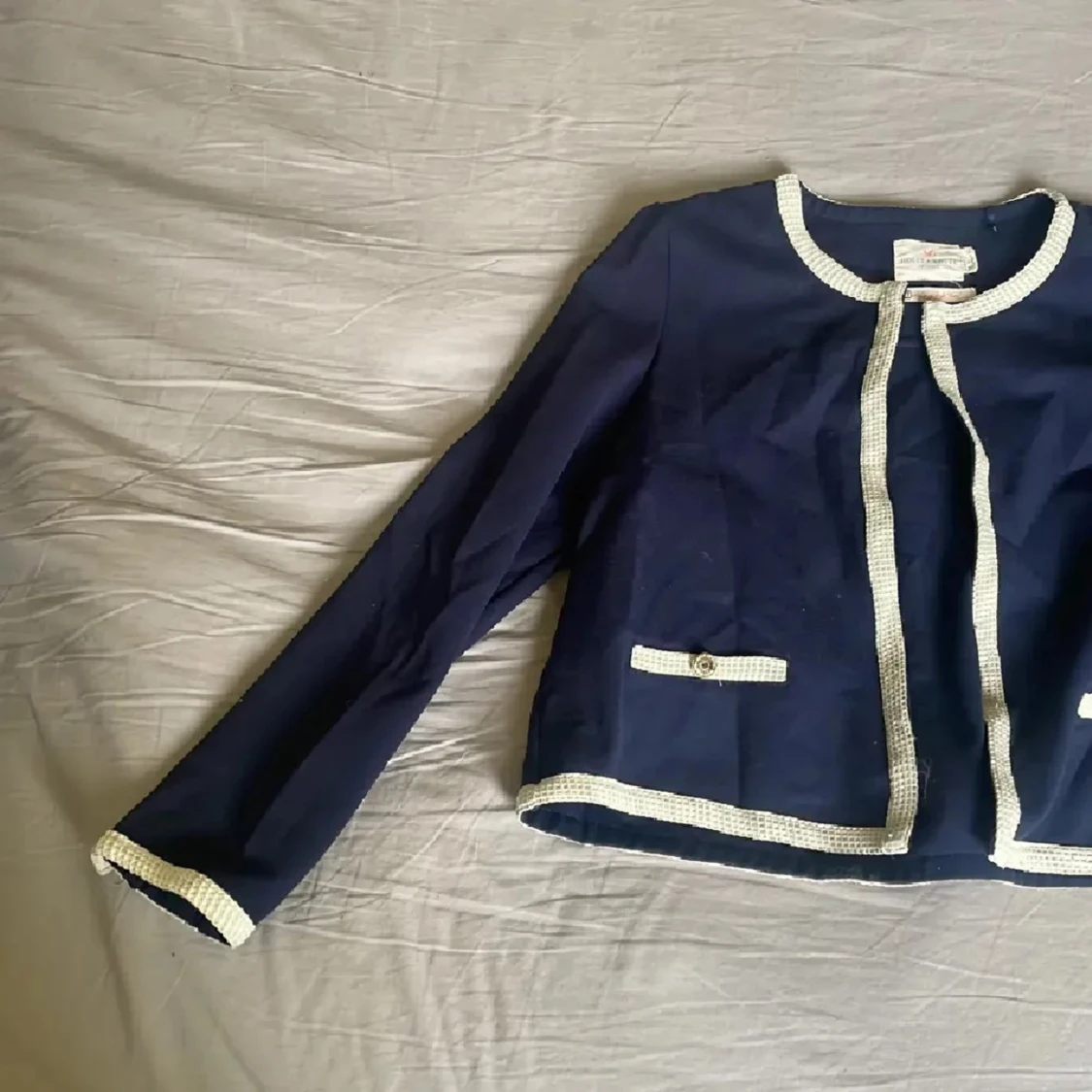 Mörkblå kavaj med vita detaljer - 1