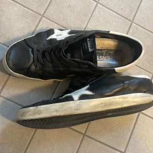 Golden goose skor - Säljer mina golden goose som är väldigt dåligt skick men snygga ändå. 