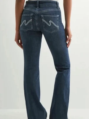 Nelly low waist bootcut jeans - Hej! Säljer dessa jeansen från nelly eftersom de är för stora och insåg de efter att jag tog av lappen tyvärr, de är använda ca 3 gånger så de är i nyskick! Inga defekter, ny pris är 699 kr🥰skriv gärna för fler bilder eller om du har frågor🫶