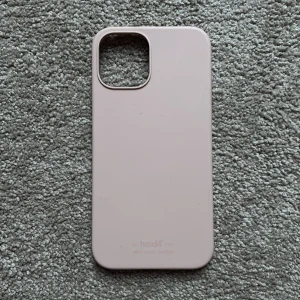 Mobilskal - Ett ljusrosa mobilskal till iPhone 12. Använd fåtal gånger då jag fick ny mobil några veckor efter jag köpte mobilskalet. Endast en liten repa på hörnet av skalet (se sista bilden) men den är inte synlig från långt håll. 