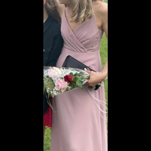 Gammelrosa Balklänning - Superfin gammelrosa balklänning som endast använts vid ett tillfälle, på balen💕 Super fin med blom mönster samt öppen rygg! Obs äldre bilder om du vill ha nyare bilder så är det bara att skriva!