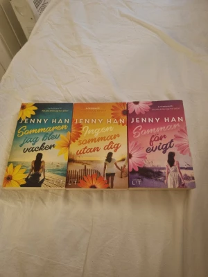 Sommaren jag blev vacker / Ingen sommar utan dig / Sommar för evigt - Upptäck en somrig och romantisk trilogi av Jenny Han! Perfekt för dig som älskar berättelser om vänskap, kärlek och att växa upp. Färgstarka omslag och strandmiljöer gör dessa böcker till ett måste för unga vuxna som vill drömma sig bort till soliga dagar.