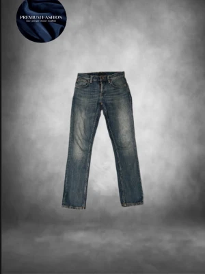 Nudie jeans blå - Tja säljer nu ett par feta ljusblå jeans från Nudie  med slim passform och klassisk femficksdesign. Jeansen har blå sömmar, knappar framtill.  Perfekt för dig som gillar en clean och stilren look. Skicket är helt perfekt som nytt ungefär och storleken w28 l30 är passar dig som är runt 167-175 lång skulle jag tro!! Har du några övriga frågor är de bara att höra av sig🙌🏼mvh em_resell🤩