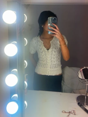 Vit stickad kofta från Zara - Superfin vit stickad kofta från Zara.💕