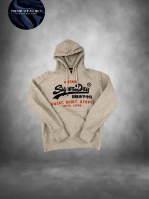 Superdry hoodie grå - Tja Säljer en riktigt snygg ljusgrå hoodie från Superdry med stort svart och orange tryck på bröstet och japanska tecken. Tröjan har huva med snörning, känguruficka och ribbade muddar. Perfekt för dig som gillar den ”nya” grisch stilen och snygga detaljer🤗kan vara den snyggaste hoodien jag sett än så länge🤷‍♂️storlek S och den är i bra skick det enda är att texten är lite sprucken (se bilder) passar dig som är runt 175-185cm lång!! Har du några övriga frågor eller något hör av dig!!!🤩mvh EM_resell🙌🏼