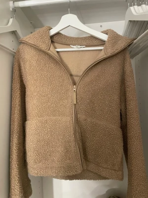brun teddyjacka - brun teddyjacka i storlek S. inte använt på ett tag
