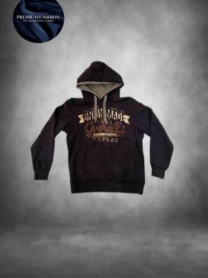 Replay hoodie - Tja! Säljer en riktigt snygg mörkblå hoodie från replay med ett snyggt tryck framtill och är lite ”slitet” för design då såklart, skicket är 10/10 och inga defekter, lite för stor på killen på bilden som är 185 cm lång och han är även ganska smal storleken är L men sitter lite typ mellan M och L men hör av dig vid minsta fundering eller fråga!!!🤗mvh EM_resel