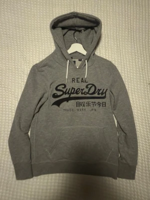 Sällsynt Superdry Hoodie - En superfin, sällsynt och bevarad Superdy Hoodie. Det finns inte många av dem, pga de kanske lite höga priset. Inga defekter alls, 10/10 skick. Hör av er om ni har några frågor🙌🏻