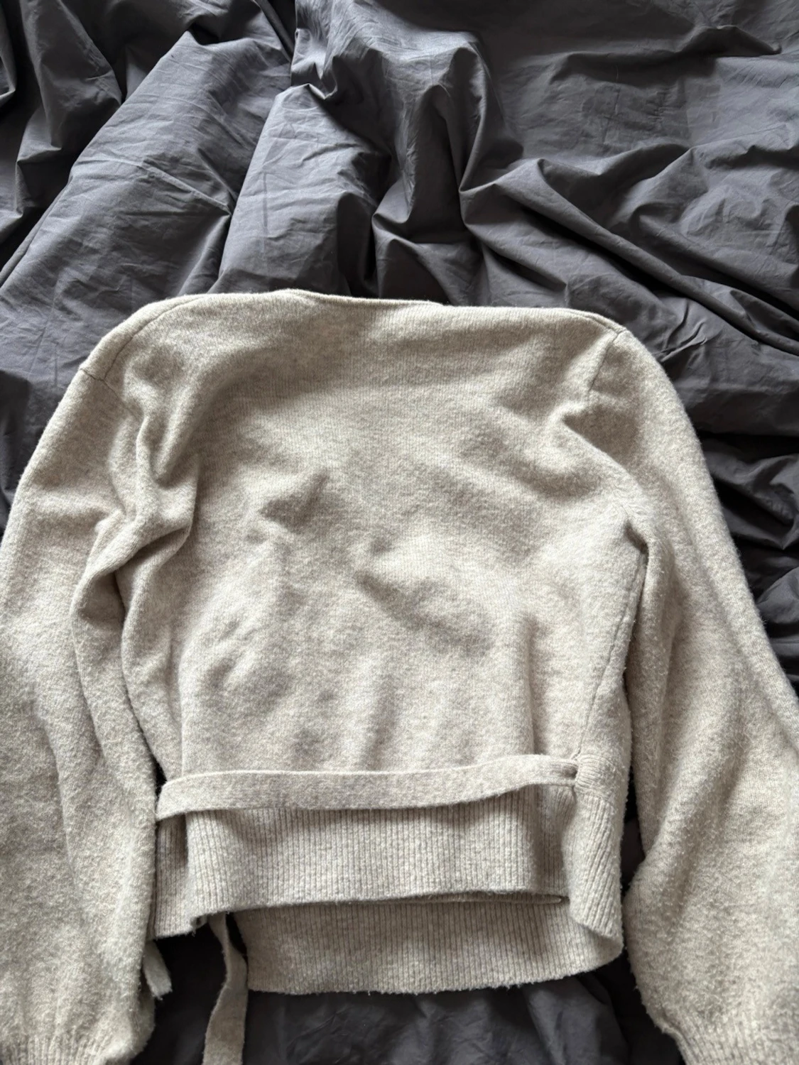 Beige omlottstickad kofta med knyt - 2