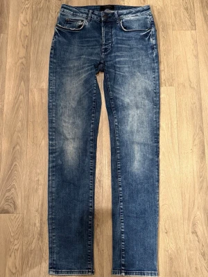 Premium Jeans Slim fit Blå W32 L34 - Sjukt snygga blåa Premium Jeans i en slimfit passform och snygg fade/tvätt. Mått - Midja: 39cm, Benlängd: 109cm. Modellen är 185cm & 63kg! Hör av dig vid funderingar!🤩