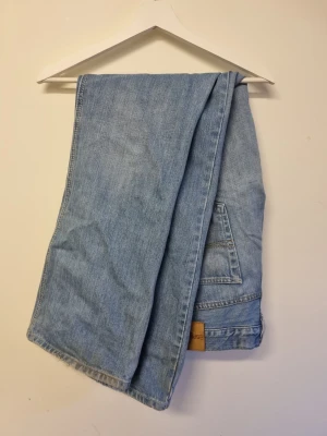 Ljusblå baggy jeans från Esprit - Säljer ett par ljusblå jeans från Esprit med bootcut passform. Jeansen har klassiska bakfickor med dekorativ söm, bälteshällor och är tillverkade i mjukt denimtyg. Perfekta för dig som gillar en avslappnad och retro vibe. W33 L34. Något slitna på bensluten