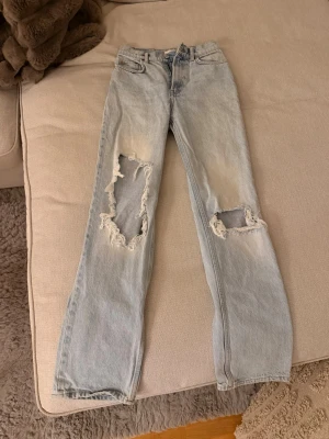 Ljusblå ripped jeans från Mango - Säljer ett par ljusblå jeans från Mango, storlek 34