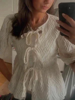 Puff sleve blouse - Säljer denna supersöta knutor från Gina Tricot. Det är en krämvit blus i storlek s. Helt slutsåld. 💗💗