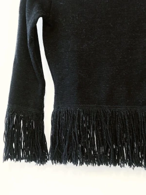 🍒Vintage y2k tröja med fransar🍒 - 🍒FAB FRINGE🍒Supersnygg och ovanlig y2k slätstickad tröja i lite kortare modell med fransar, båthals och trekvartsärm. Snygg stylad till ett par skinnbyxor och boots!🍒 