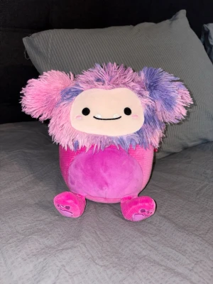 Squishmallow Woxie the Bigfoot - Squishmallow Woxie the Bigfoot🩷 Perfekt för samlare eller som mysigt gosedjur! 	•	Storlek: 19 cm 	•	Skick: mycket fint, minimala tecken på användning 	•	Har endast stått i fönsterkarmen 	•	Alla tags/lappar är tyvärr inte kvar  ✨ Pris: 100 kr ✨  Mjuk, squishig och redo för ett nytt hem!💓