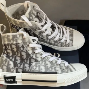 Dior B23 high  - Säljer mina dior B23 high, perfekt skick. Endast använda, inga skador eller märken. Storlek 42 men passar även 41 & 42.5. Självklart äkta. Box & tillbehör tillkommer. Redan gått ner i pris, priset är fast.