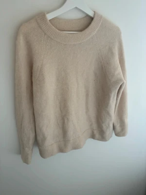 Stickad tröja - Snygg stickad tröja från Samsøe o Samsøe. Den har inga defekter och är knapp använd. Den säljs till ett bra pris. Den håller värmen bra och är i jättebra material. 