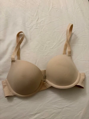 Bh från Lounge - Säljer denna perfekta vardags bh från Lounge då den va lite stor på mig. Använd fåtal gånger och är fortfarande i nyskick! 