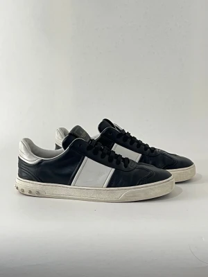 Svarta flycrews - Säljer dessa valentino flycrews. Skorna är storlek 41 men passar även 41,5. Skorna är 8/10 i skick. Saknas tre nitar i på ena skon. Samt så har skorna inga sulor. Men i övrigt är skorna i riktigt bra skick. Kan gå ner i pris vid snabb affär!