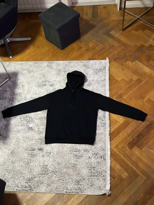Svart hoodie från YOURTURN  - En svart hoodie från YOURTURN. Hade passat inför en kall mysig dag med sin sköna och varma textur inuti hoodien. Den är lite baggy, så jag hade sagt att den är strörre än storlek S. 