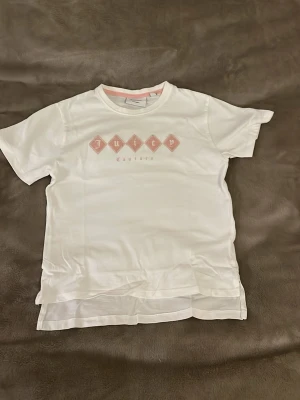 Vit Juicy Couture t-shirt med tryck - Säljer denna Juicy Couture tröjan, använd ca 2 ggr utan några synliga tecken, pris kan diskuteras💕