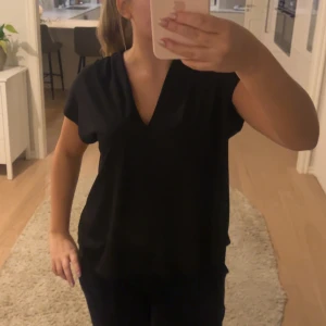 Svart v-ringad blus från H&M - Säljer denna jättefina blus ifrån hm storlek L. Säljer pågrund av att den inte kommer till användning. Använd få gånger så är det jättebra skick. Pris kan diskuteras❤️