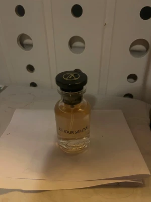 Louis Vuitton Le Jour Se Lève 30ml - Upptäck Le Jour Se Lève i en smidig miniflaska från Louis Vuitton. Perfekt för dig som vill testa något exklusivt och ta med på språng. Elegant design och lyxig känsla – ett måste för parfymälskare! Innehåller 30ml