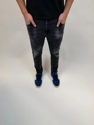 Dondup Jeans! - Dondup Jeans! Trendigaste jeansen på marknaden.  Ny pris= 4000 kr Säljs för= 1099 kr (Modellen har original slitningar från fabrik vilket är väldigt eftertraktat och populärt)