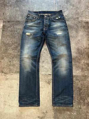 Flared Selvedge Nudie Jeans - Tja! säljer mina helt otroliga selvedge nudie avreage joes från INNAN ”lab joe” tiderna (pre 2013)👏 Man kan se dessa som ett sorts startskott för lab av modellen avreage joe🫡 Strlk 32/32 och i perfekt skick😉 Dessa sitter mer flared än det vanliga paret avreage joe vilket gör dessa ännu fetare😁