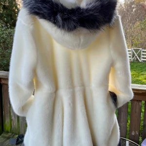 Ny Fuskpäls i Klockad Modell - Ny Supermjuk Lyxig Pälsjacka i storlek 3-4xl den går ner över rumpan & har en elegant mjukfodrad huva. Modellen är rymlig men det går att  anpassa stl, med dragskon i midjan. Rak eller åtdragen den blir då vackert utsvängd & böljande, armarna är raka men utsvängda nertill. Det finns 2 fodrade fickor & ett glittrande spänne fram i övrigt dolda knappar.  Fuskpäls är super inne så vill du sticka ut så är detta Jackan för dig. (Kan ev mötas upp & använder helst Swish) ”NU EXTRA NEDSATT PRIS”