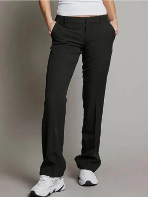 Bikbok kostymbyxor Lågmidjade - Snygga svarta kostymbyxor från bikbok modellen tall str 38. Säljer pga att de är alldeles för stora och långa, helt nya.