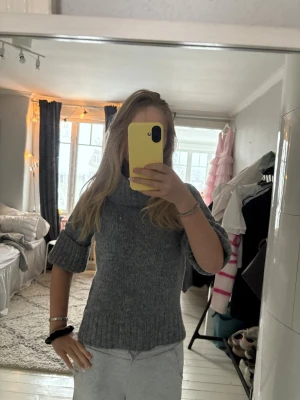 Grå stickad tröja med knappar - köpte den från Sellpy aldrig använt.