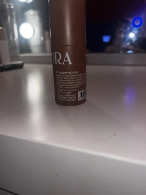 Isadora Contour Stick Warm Mocha - Krämig contour stick från Isadora i nyansen 36 Warm Mocha. Perfekt för att skulptera och definiera ansiktet. Enkel att applicera tack vare den smidiga stiftformen. Vegansk, doftfri och dermatologiskt testad.
