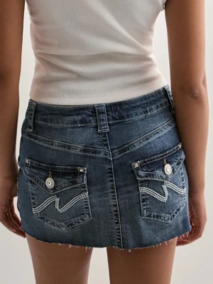 Low waist jeans kjol - Original pris 599kr. Säljer denna snygga lyxiga jeans kjolen ifrån Nelly som dom inte längre säljer i storlek S. Säljer pågrund av att den aldrig kommit till användning därav är den som helt ny.🥥🌊