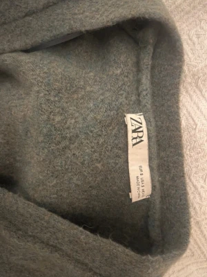 Stickad kofta  - Grön stickad kofta från Zara 