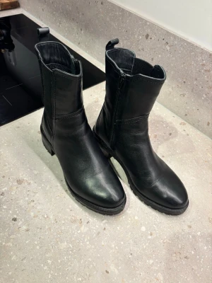 Svarta boots - Säljer snygga boots från Dasia i storlek 40. Köpta iår och har endast använts ett fåtal gånger så dom är knappt använda.  💛 Märke: Dasia 💛Storlek: 40                                                            💛Skick: mycket bra 💛 Färg: svart  Säljes eftersom de inte kommer till användning