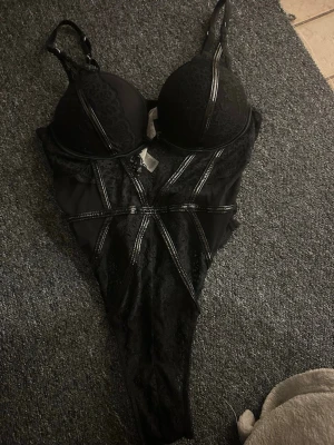 Svart body  - oanvänd storlek S