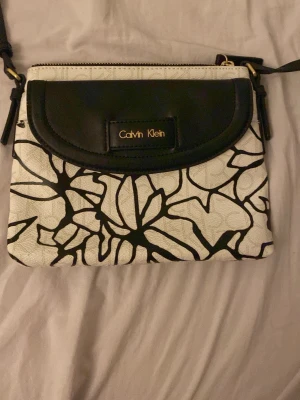 Väska från calvin Klein - En väska från Calvin Klein som är i bar begagnad skick 