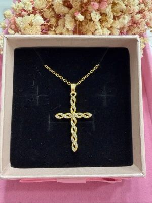 18k guldpläterat kors halsband  - Väldigt fint kors i rostfritt stål, pläterat med 18k guld. Superfina detaljer med gnistrande zirkonstenar ✨ hur fint som helst! Passar perfekt som födelsedagspresent eller om du vill unna dig något extra fint. 😍