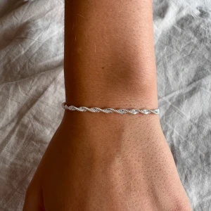 Armband Sisi Copenhagen - Oanvänt - Stilrent armband från Sisi Copenhagen i sterlingsilver. Aldrig använt och säljer pågrund av felköp. Armbandet är 15-19cm långt. Originalförpackning och kartong medföljes. 