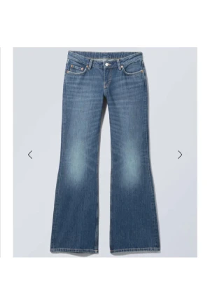 Weekday jeans - Modellen Nova Low Slim Bootcut i färgen mellanblå❣️❣️❣️ använda några få gånger ! Nypris 590kr
