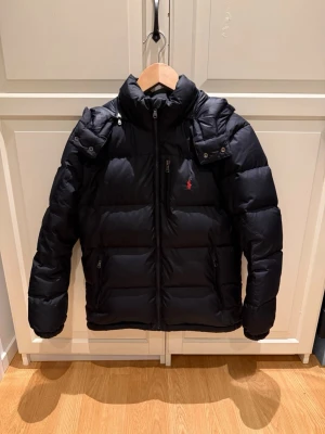 Svart Polo Ralph Lauren Jacka - Svart Polo Ralph Lauren Jacka - Skick: 8/10 - Storlek: 14-16 passar dig som är 160-165/170 - Modellen är 170cm - Pris: 2099kr. Kom DM för fler bilder eller funderingar🥰