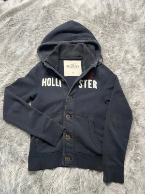 Hollister hoodie - Säljer denna sällsynta och mycket eftertraktade Hollister hoodie | Storlek M | Skick 9/10 | Vid eventuella frågor hör gärna av dig och erbjuder bra pris vid köp av bundle 😁✅