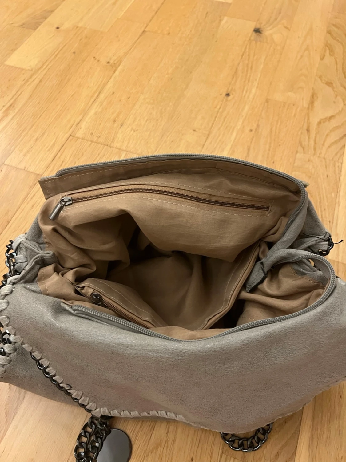 Grå axelväska med kedjedetaljer - 2