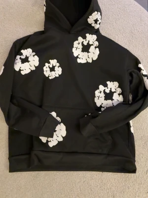 Denim Tear - Denim Tear’s hoodie. Använd 1 gång, bara provad. Säljes pågrund av att den var för stor tyvärr. Annars riktigt skön tröja!