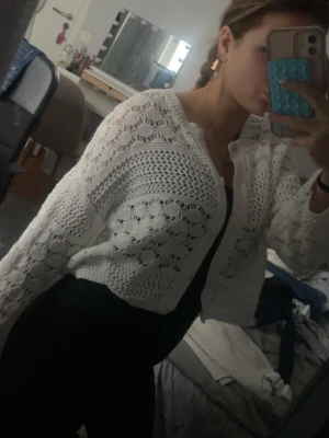 spetskofta  - Jättefin lite tjockare spetskofta i ett unikt mönster!! Den är i jättefint skick och passar perfekt till alla olika toppar i olika färger💕💕